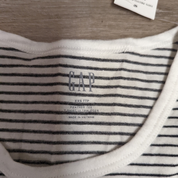 NWT gap feather tee, size xxs - Picture 4 of 5